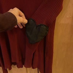 Quinn top with heart patches on sleeves. 96% rayon, 4% spandex. Excellent cond.